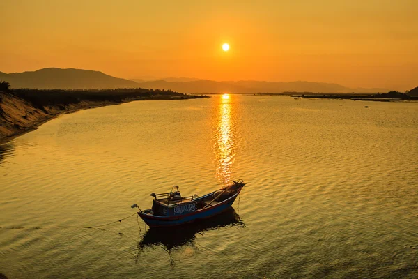 Pesca e barche turistiche nella valle del fiume Mekong in Vietnam — Foto Stock
