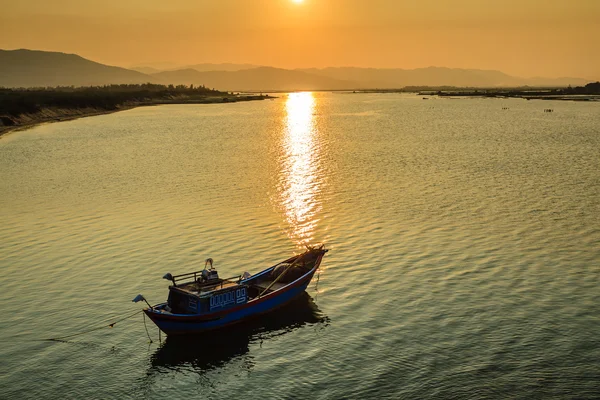 Pesca e barcos turísticos no vale do rio Mekong no Vietnã — Fotografia de Stock