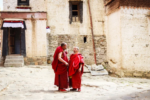 Debate monges não identificados no mosteiro de Sera em 1 de maio de 2013 em Lhasa — Fotografia de Stock