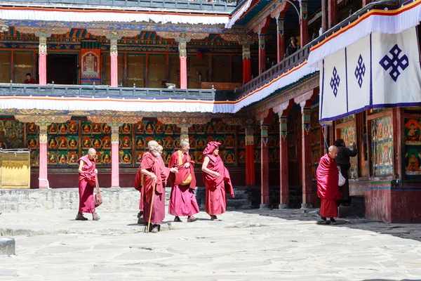 Debate de monjes no identificados en el monasterio de Será el 1 de mayo de 2013 en Lhasa —  Fotos de Stock