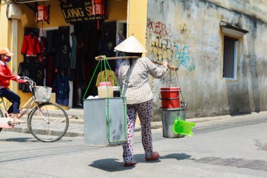 n kimliği belirsiz bir kadın 2014 Hoi Apirl 14, onun bisiklet sürmek bir