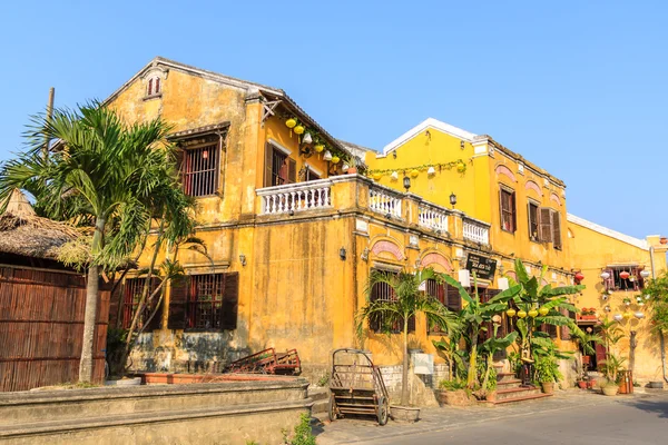 Nehirde yansıyan sahildeki sarı eski evleri