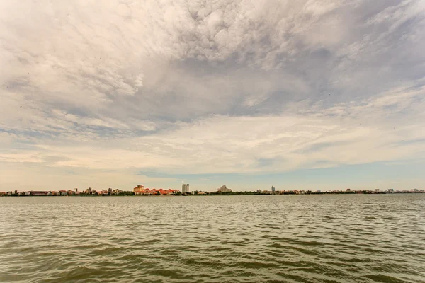 Veduta aerea di un angolo di West Lake (Ho Tay) a Hanoi — Foto Stock