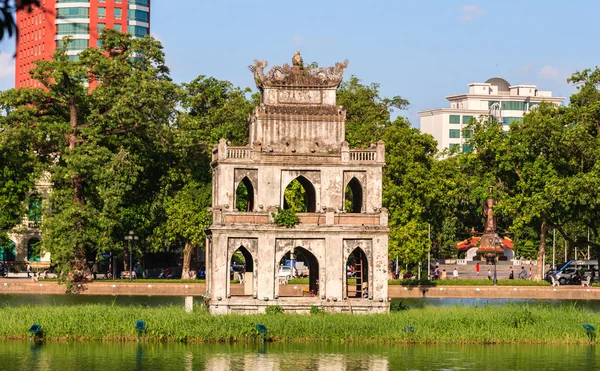 Lago Hoan Kiem, il piccolo lago nella parte vecchia di Hanoi — Foto Stock