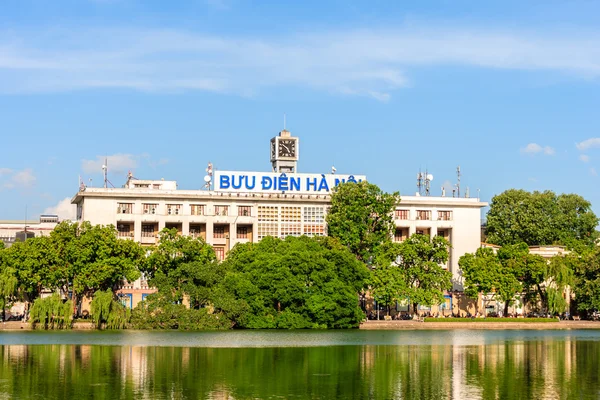 Vooraanzicht van het hoofdpostkantoor in Hanoi, Vietnam — Stockfoto