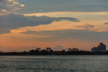 Batı Gölü (Ho tay) Hanoi on Sunset