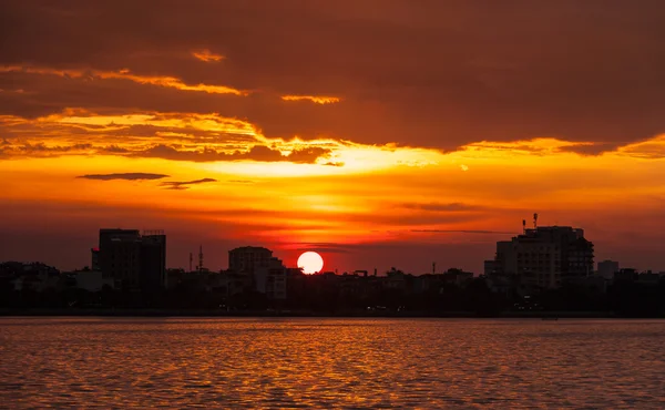 Puesta de sol en el lago del oeste (Ho tay) Hanoi — Foto de Stock