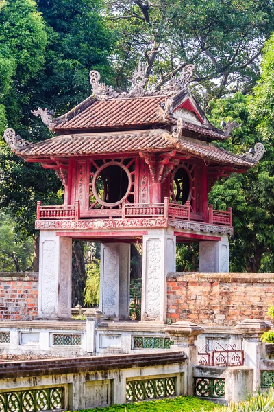 Van mieu Quoc tu giam v Hanoji, Vietnam — Stock fotografie