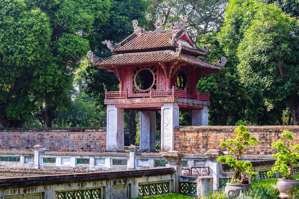 Van mieu Quoc tu giam v Hanoji, Vietnam — Stock fotografie