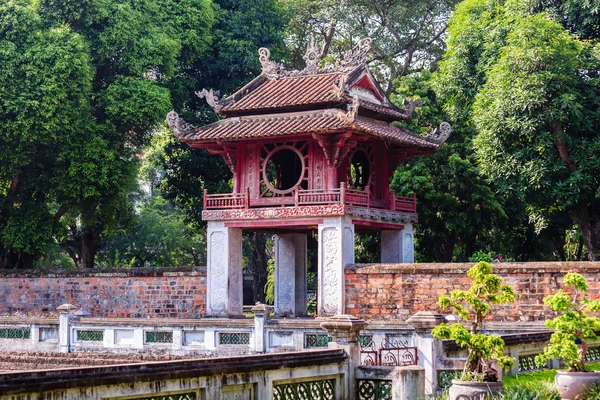 Van mieu Quoc tu giam in Hanoi, Vietnam — Stockfoto