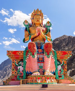 En büyük Maitreya Buddha heykeli yapıldı inşa 2006 yılında Diskit Manastırı, Nubra Vadisi