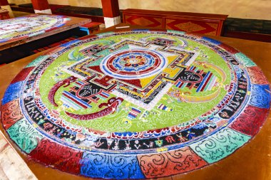 Tibet mandala renkli kum üzerinde 22 Eylül 2015 yılında Hemes, Leh, Hindistan eğ. Yaratılış Tibet bir gelenek ve renkli kum mandalalar imha bu