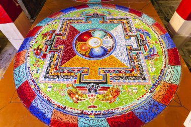 Tibet mandala renkli kum üzerinde 22 Eylül 2015 yılında Hemes, Leh, Hindistan eğ. Yaratılış Tibet bir gelenek ve renkli kum mandalalar imha bu