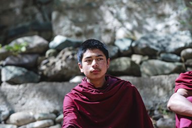 Mandalay, Myanmar - 14 Şubat: Myanmar rahipler yürüyüş U olmak köprüde en eski nerede ve dünyanın en uzun teak ahşap köprü