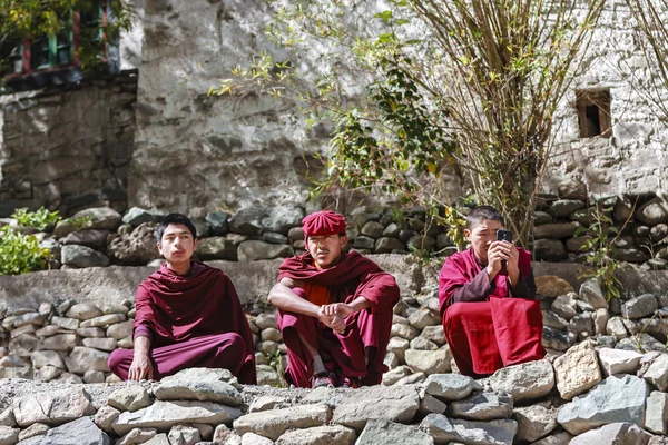 Mandalay, Myanmar - 14 Şubat: Myanmar rahipler yürüyüş U olmak köprüde en eski nerede ve dünyanın en uzun teak ahşap köprü — Stok fotoğraf