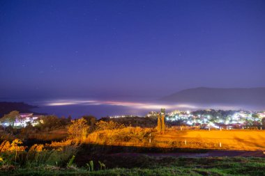 Fog Viewpoint Khao Kho, Phetchabun Eyaleti Soldaki ufuk Orion takımyıldızını görebilir.