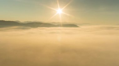 Sis hareketi. Denizin dalgaları ile aynı şey. Sabahın köründe turuncu ışık..