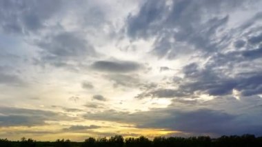 Akşama kadar gökyüzü değişti. Gün batımından önce.