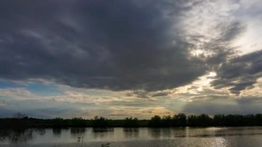 Güneş ışınları Stratocumulus bulutunun hareketinden geçer.