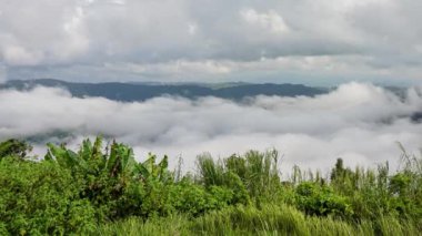 Stratocumulus bulutunun hareketi ve sisin hareketi Khao Kho Şehitliği Anıtı, Phetchabun Eyaleti, Tayland