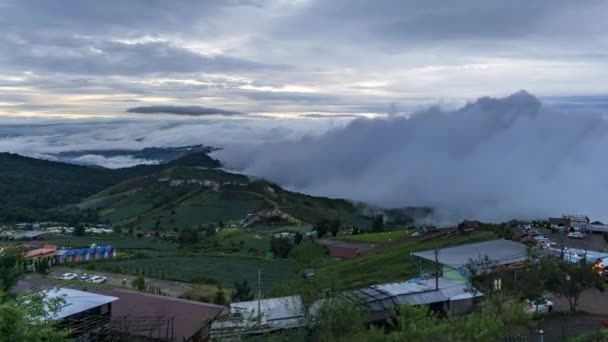Timelapse di nebbia nebbia e Altostrato nube sopra la cima a Phutubberk Thailandia, nebbia sopra le cime e le foreste. Natura dopo la pioggia — Video Stock