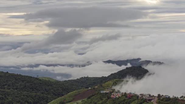 Timelapse van Mist en Altostratus bewolking over de top bij Phutubberk Thailand, mist over de toppen en bossen. Natuur na regen — Stockvideo