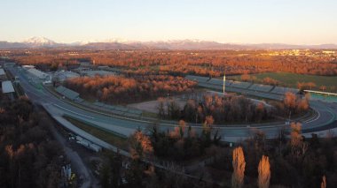 Monza (İtalya) 24.01.2021 - Monza 'nın uluslararası yarış pisti, günbatımında hava manzarası