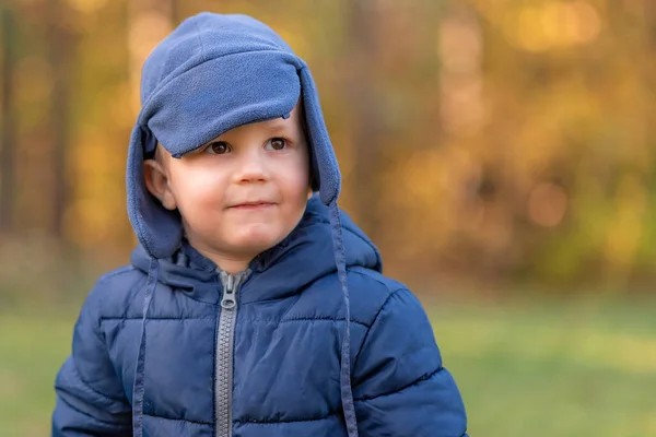 Retrato Niño Bosque Con Hermoso Bokeh Niño Feliz Con Sombrero — Foto de Stock