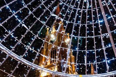 Novi Sad, Sırbistan 05 Ocak 2021: Sırbistan 'ın Novi Sad kentinde noel ışıklarıyla şehir merkezindeki Kutsal Mary kilisesi simgesi.