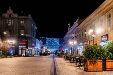 Novi Sad, Sırbistan 05 Ocak 2021: Novi Sad kentinin sokaklarını yılbaşı boyunca aydınlat. Novi Sad Noel ve Yeni Yıl Tatillerinde