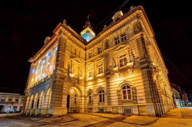 Novi Sad, Sırbistan 05 Ocak 2021: 1748 yılında inşa edilen Novi Sad belediye binasında gece karanlığında Noel süslemesi. Belediye binası, Sırbistan 'ın Voyvodina kentindeki Novi Sad özgürlük meydanında yer alıyor..