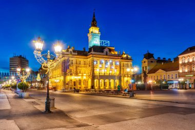 Novi Sad, Sırbistan 05 Ocak 2021: Novi Sad kentinin sokaklarını yılbaşı boyunca aydınlat. Novi Sad Noel ve yeni yıl tatillerinde. Belediye binası Novi Sad 'daki şehir merkezinde yer almaktadır. 