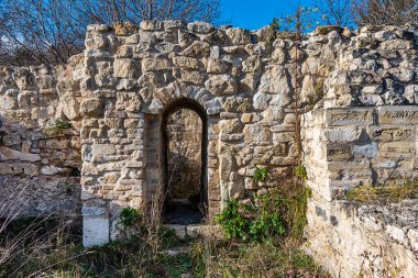 Fruska Gora, Sırbistan - 06 Aralık 2020: Sırbistan 'daki Gradina arkeoloji sahası. Bu Roma villasının kalıntıları 1600 yıllık..