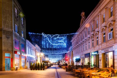 Novi Sad, Sırbistan 05 Ocak 2021: Novi Sad kentinin sokaklarını yılbaşı boyunca aydınlat. Novi Sad Noel ve yeni yıl tatillerinde. Novi Sad 'daki Zmaj Jovina Caddesi..