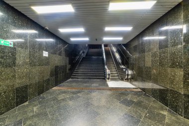 Novi Sad, Sırbistan 05 Ocak 2021: Sırbistan 'ın Novi Sad kentindeki modern yeraltı geçidi. Sırbistan 'ın Novi Sad kentindeki ankesörlü telefon. Koridorda alışveriş yapıyor.