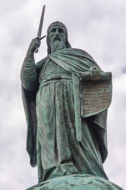 Belgrad, Sırbistan - 28 Mart 2021: Sırbistan Kralı Stefan Nemanja 'nın heykeli. Sava Meydanı 'nda Stefan Nemanja anıtı.