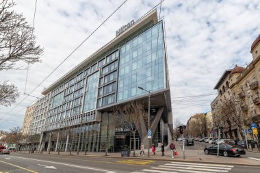 Belgrad, Sırbistan - 28 Mart 2021: Sırbistan 'ın başkenti Belgrad' da King Milan Caddesi 'ndeki Hilton Oteli (Sırpça: Ulica Kralja Milana)