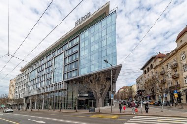 Belgrad, Sırbistan - 28 Mart 2021: Sırbistan 'ın başkenti Belgrad' da King Milan Caddesi 'ndeki Hilton Oteli (Sırpça: Ulica Kralja Milana)