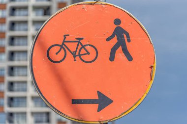 Yayalar ve bisikletçiler için trafik levhası. Tabelada Tur hakkında bilgi var.