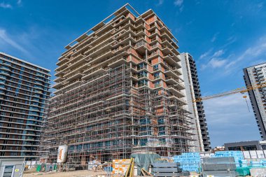 Belgrad, Sırbistan - 28 Mart 2021: Belgrad Rıhtım İnşaat Tesisi 'nde inşaat sahası. Şehir merkezinde Sava Nehri 'nin kıyısında yapılar inşa ediliyor.. 