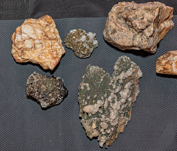 Закрыть каменный кварцевый минерал. Элементы для тибетского звукового массажа.