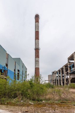 Sırbistan 'ın en eski şeker fabrikasını terk etti. Terk edilmiş fabrika binaları Sırbistan 'ın başkenti Belgrad' daki Padinska Skela belediyesinde bulunuyor. Terk edilmiş büyük baca.
