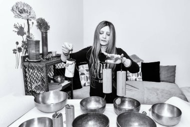 Tibet Şan Kâseleri olarak da bilinen şarkı söyleyen bir kadın, Himalaya kâseleri. Tibet Şarkı Kaseleri Tedavisi. Tibet ses masajı.