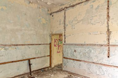 Terk edilmiş bir binanın iç görünümü 