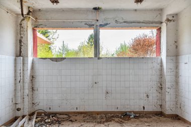 Banyodaki seramik duvarda kirli, kirli ve uzun zamandır birikmiş. Terk edilmiş banyo.