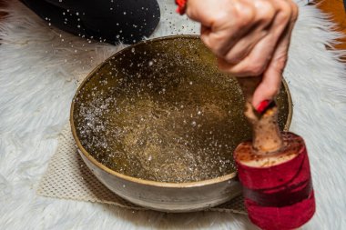 Tibet el yapımı şarkı kaseleri. Tibet ses masajı. Suyun sesle hareketi