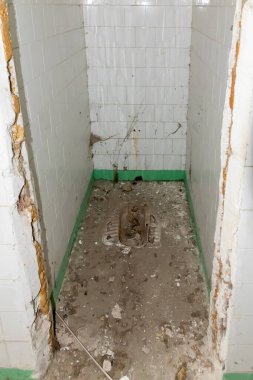 Terk edilmiş bir binanın içindeki kırık tuvaletler. Kirli tuvalet.