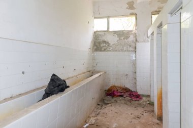 Banyodaki seramik duvarda kirli, kirli ve uzun zamandır birikmiş. Terk edilmiş banyo. 