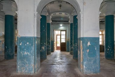 Novo Milosevo, Sırbistan - 04 Mayıs 2021: Novi Milosevo 'daki Karaconji Kalesi 1857 yılında inşa edildi ve büyük öneme sahip kültür eserlerinden biri..