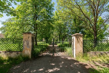 Novo Milosevo, Sırbistan - 04 Mayıs 2021: Novi Milosevo 'daki Karaconji Kalesi 1857 yılında inşa edildi ve büyük öneme sahip kültür eserlerinden biri..